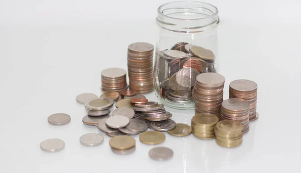 Skleněný džbán ušetřit peníze mince na bílém pozadí. — Stock fotografie