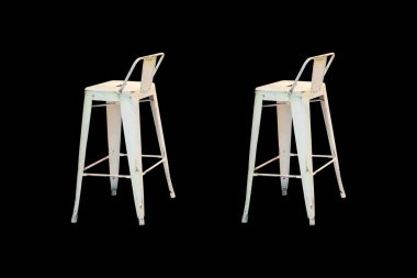 Siyah arka plan üzerine yalıtılmış bağbozumu metal sandalye.