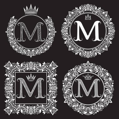Vintage Monogram M harfini ayarlayın. Hanedan arma çelenk içinde yuvarlak ve kare çerçeveler