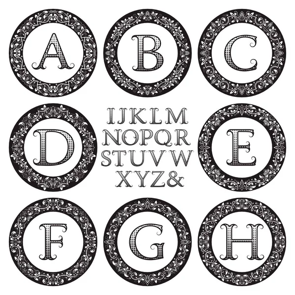 Kit monograma vintage. Letras estampadas negras y marcos florales redondos para crear el logotipo inicial en estilo victoriano . — Vector de stock