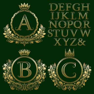 Vintage monogram kiti. Altın desenli harfleri ve antik tarzda ilk logo oluşturmak için çiçek arması çerçeveler.