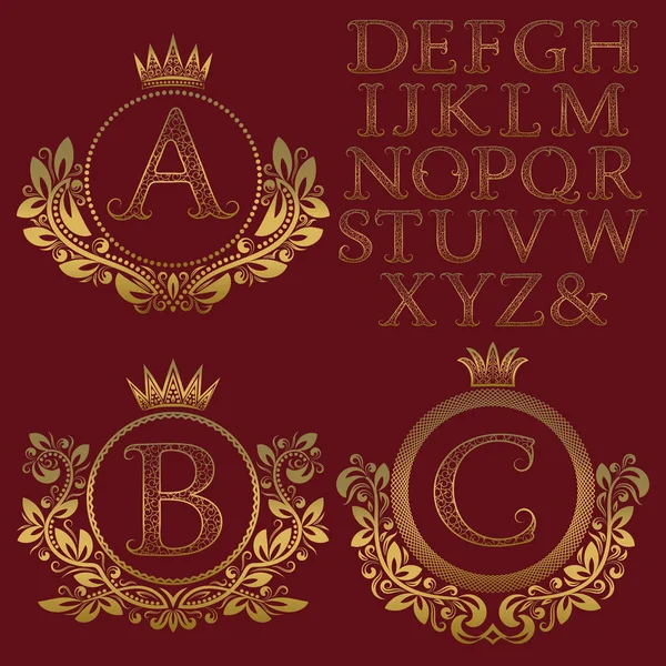 Vintage monogram kit. Gouden gedessineerde letters en bloemen wapenschild frames voor het creëren van eerste logo in antieke stijl. — Stockvector