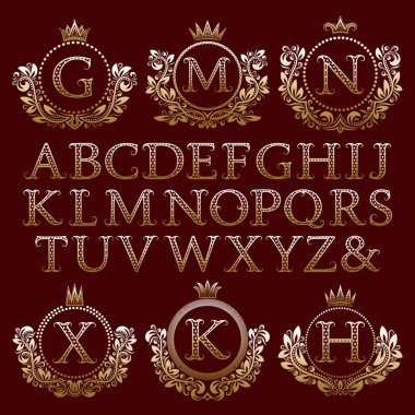 Vintage monogram kiti. Yıldızlı altın harfler ve antik tarzda ilk logo oluşturmak için çiçek arması çerçeveler.