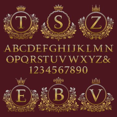 Vintage monogram kiti. Altın harfler, sayılar ve antik tarzda ilk logo oluşturmak için çiçek arması çerçeveler.