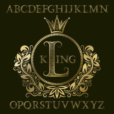 Altın desenli harfleri ve taç ile ceket formunda ilk monogram. Logo tasarımı için Kraliyet yazı tipi ve öğeleri kiti.