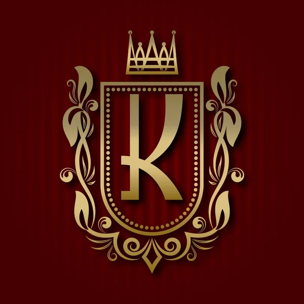 Золотий королівський герб у середньовічному стилі. Вінтажний логотип з монограмою K . — стоковий вектор