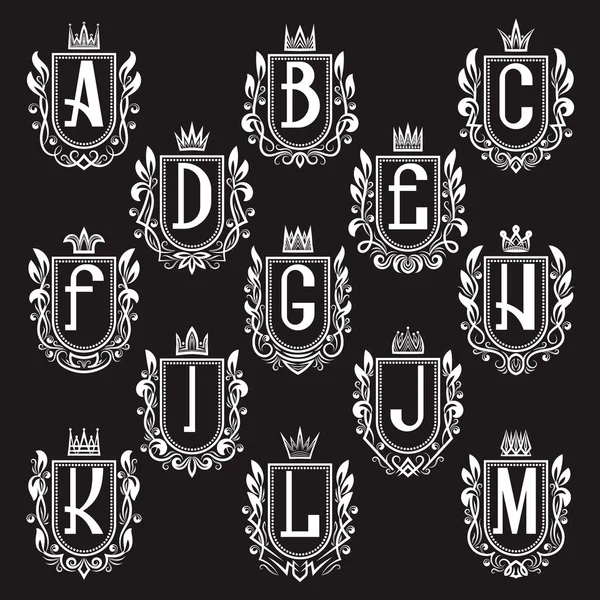 Conjunto de escudo real de armas de estilo medieval. Logotipos vintage blancos de letras de A a M . — Foto de stock gratis