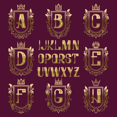 Ortaçağ ceket takımı desenli. Altın harfler ve vintage tarzı ilk logo oluşturmak için süs çelenk çerçeve.