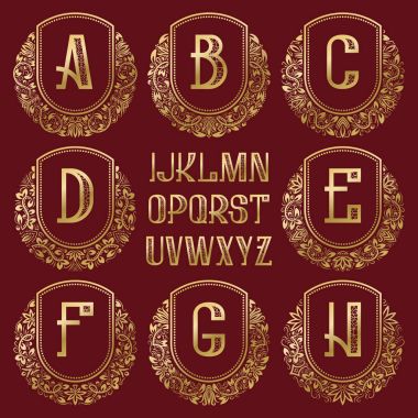 Kraliyet monogramı kiti desenli. Altın harfler ve vintage tarzı ilk logo oluşturmak için süs dairesel çelenk çerçeve.