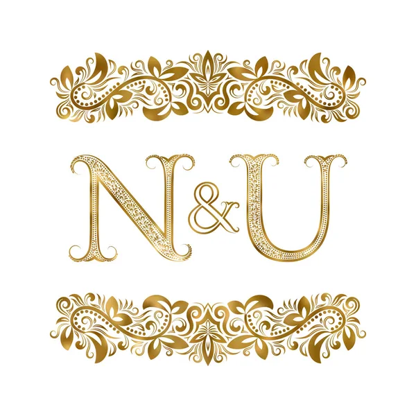 N en U vintage initialen logo symbool. De letters zijn omringd door decoratieve elementen. Bruiloft of zakelijke partners monogram in Koninklijke stijl. — Stockvector