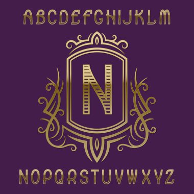Çelenk ile kalkan altın ilk monogram şablonu. Desenli harfleri ve logo tasarım öğeleri.