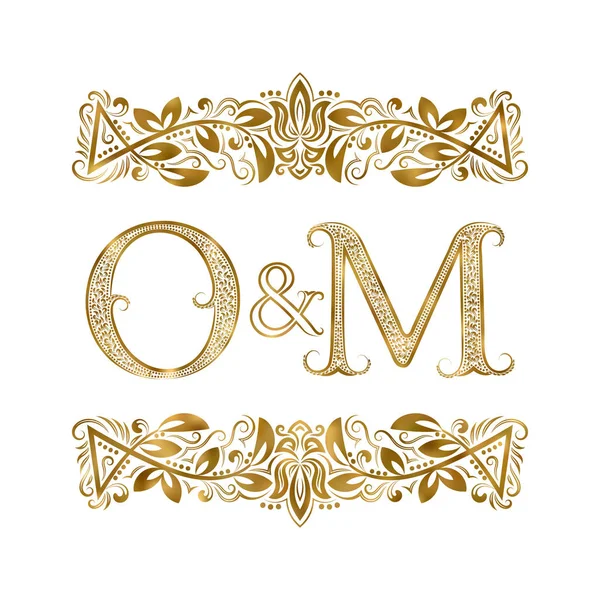 O і M вінтажні ініціали логотип символ. Літери оточені декоративними елементами. Монограма весільних або ділових партнерів в королівському стилі . — стоковий вектор