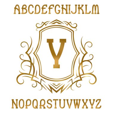 Kalkan çelenk ile ilk monogram altın harflerle. Parlayan serif yazı tipi ve logo tasarım öğeleri.