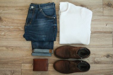 Casual erkek giyim ve Aksesuar ahşap arka plan üzerinde kümesi. Üstten Görünüm.