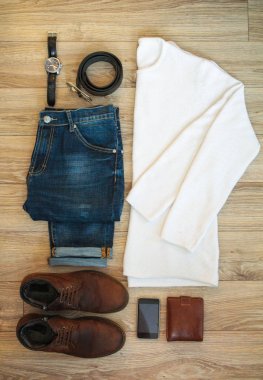 Casual erkek giyim ve Aksesuar ahşap arka plan üzerinde kümesi. Üstten Görünüm.