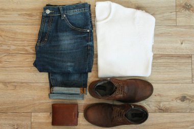 Casual erkek giyim ve Aksesuar ahşap arka plan üzerinde kümesi. Üstten Görünüm.