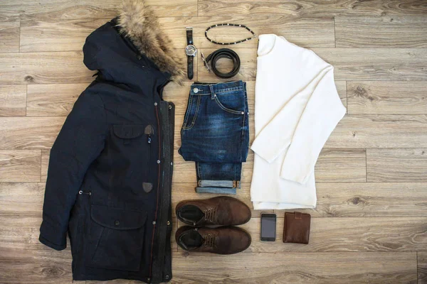 Conjunto de roupas masculinas de inverno casuais e acessórios em fundo de madeira. Vista superior . — Fotografia de Stock