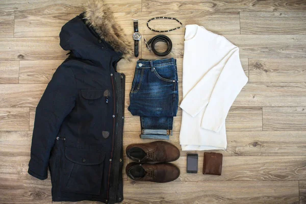 Set von lässiger Wintermännerkleidung und Accessoires auf Holzgrund. Ansicht von oben. — Stockfoto