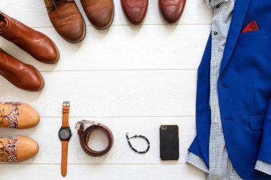 Düz kahverengi ayakkabı mens Mavi takım s ile etrafında çember set koymak