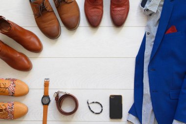 Düz kahverengi ayakkabı mens Mavi takım s ile etrafında çember set koymak