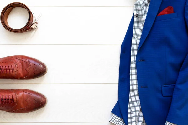 Flat lay conjunto de roupas clássicas dos homens, tais como sapatos castanhos, cinto a — Fotografia de Stock