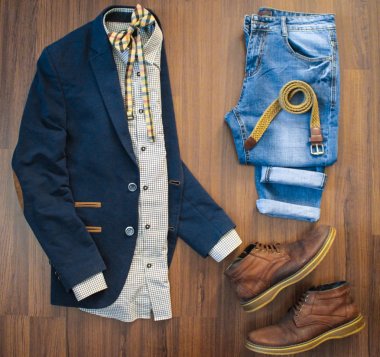 Düz erkek rahat kıyafetler kümesi ve ayakkabı üzerinde kahverengi ahşap ba lay