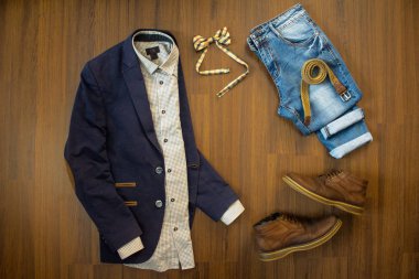 Düz erkek rahat kıyafetler kümesi ve ayakkabı üzerinde kahverengi ahşap ba lay