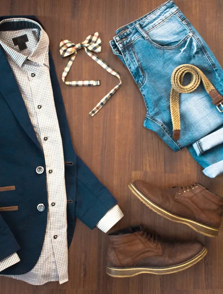 Colocación plana de ropa casual para hombre y zapatos en ba de madera marrón — Foto de Stock