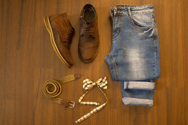 Colocação plana de jeans azuis casuais, cinto de vime e laço quadriculado — Fotografia de Stock