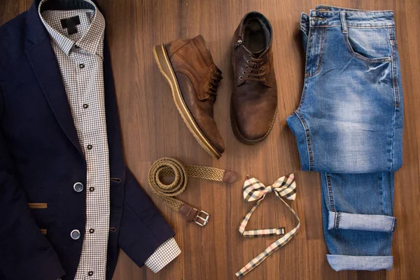 Düz erkek rahat kıyafetler kümesi ve ayakkabı üzerinde kahverengi ahşap ba lay