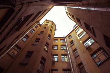 Dar binalarda de Saint-Petersburg. Aşağıda görünümü.
