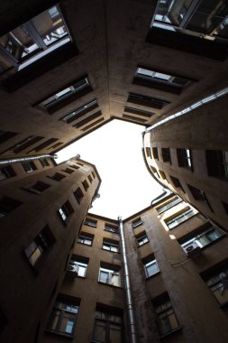 Dar binalarda de Saint-Petersburg. Aşağıda görünümü.