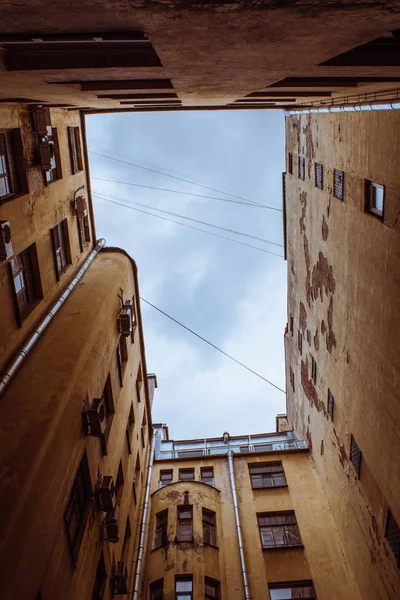 Dar binalarda de Saint-Petersburg. Aşağıda görünümü.