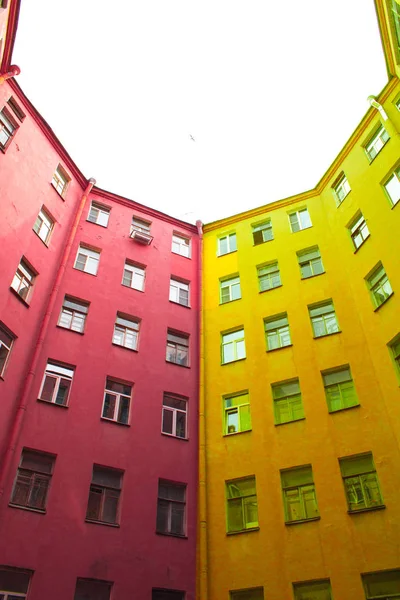 彩色和深圣彼得堡以及在建筑物之间的颜色边缘. — 图库照片