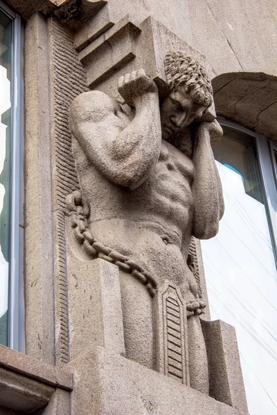 Monumento de piedra de atlanta gris sosteniendo la pared del antiguo edificio —  Fotos de Stock