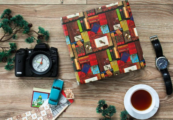 Vintage Reiseset Bestehend Aus Fotoalbum Postkarten Tasse Kaffee Wecker Form — Stockfoto