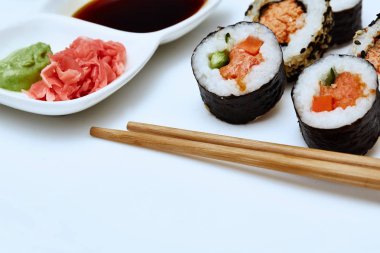 Japon suşi plaka üzerinde