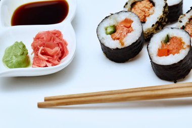 Japon suşi plaka üzerinde