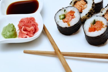 Japon suşi plaka üzerinde