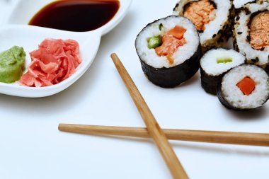 Japon suşi plaka üzerinde