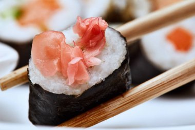 Japon suşi plaka üzerinde