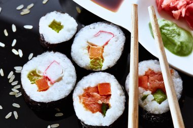 Japon suşi plaka üzerinde