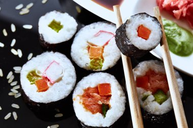 Japon suşi plaka üzerinde