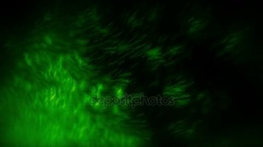 Ateşli büyük parçacıklar yeşil arka plan