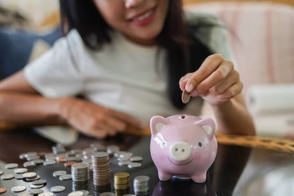 Wanita Muda Yang Bahagia Dan Meletakkan Koin Celengan Konsep Keuangan — Stok Foto