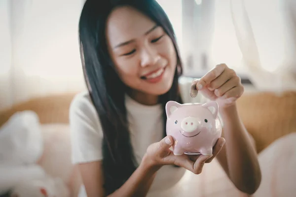 Wanita Muda Yang Bahagia Dan Meletakkan Koin Celengan Konsep Keuangan — Stok Foto