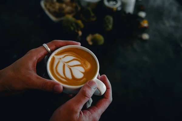 Ręce Trzymając Filiżankę Kawy Latte Art — Zdjęcie stockowe