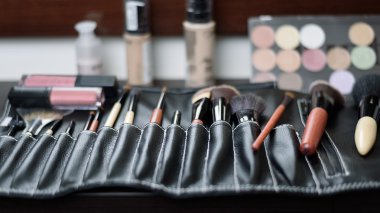 özel bir torba içinde arka plan kozmetik makyaj için fırçalar