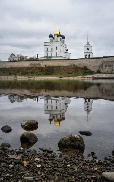 Panorama do rio e do Kremlin Pskov sobre um fundo cinza — Fotografia de Stock