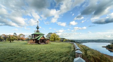 Kilise ve yağmur önce Göl Manzaralı sonbahar manzara